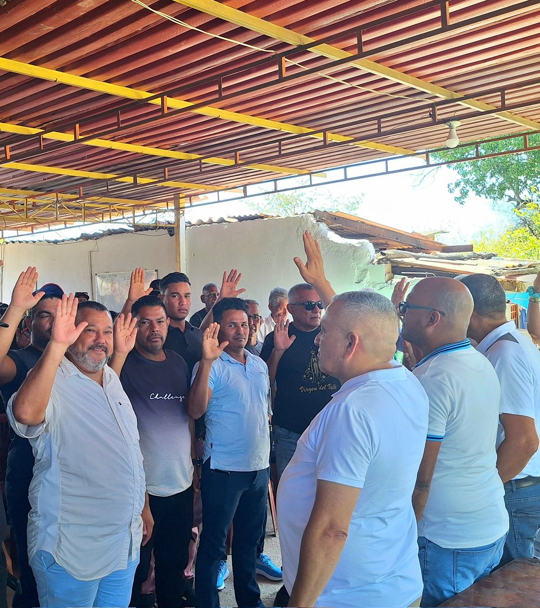 Mariño se fortalece en la lucha por Venezuela.🇻🇪

Con la mirada puesta en la libertad de nuestro país, Acción Democrática en Resistencia Nueva Esparta sostuvo un fructífero conversatorio con el Comité Ejecutivo Municipal de Mariño.