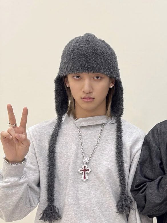 ryul's beanie VS woojin's hat, who will win this epic battle jsksksk