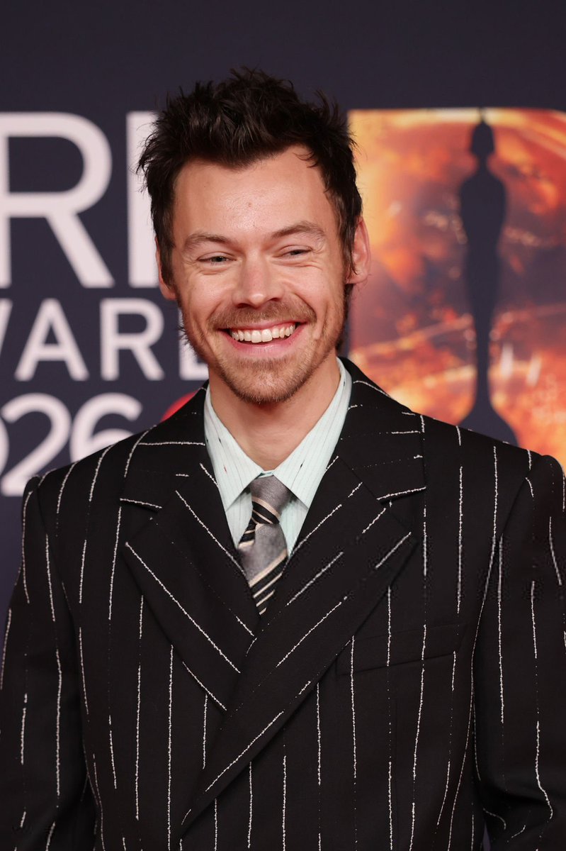 harrysbrasil's tweet photo. O SORRISO! Harry Styles no red carpet do #BRITs https://t.co/Frr6sbvA6I