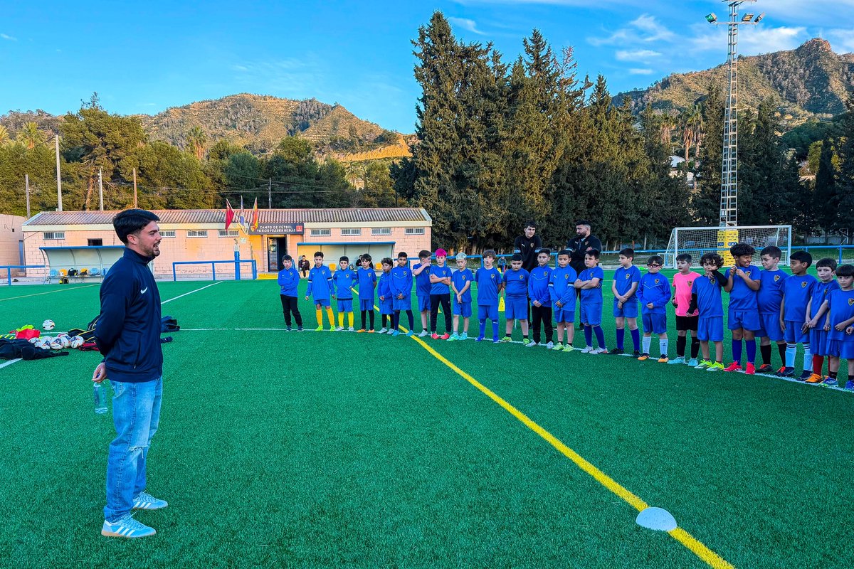 UCAMMurciaCF's tweet photo. 💙 𝐂𝐥𝐮𝐛 𝐚𝐟𝐢𝐥𝐢𝐚𝐝𝐨 | @BeniajanCf

El futbolista @alvarohernaiz7 ha conocido esta semana a los jóvenes talentos del club, compartiendo consejos y recomendaciones para seguir creciendo dentro y fuera del terreno de juego.

Todos sus integrantes serán presentados este domingo en el descanso del #UCAMMurciaMelilla.

🫂 ¡Gracias por vuestro cariño! ¡Os esperamos en el Estadio Heredia 21 La Condomina!