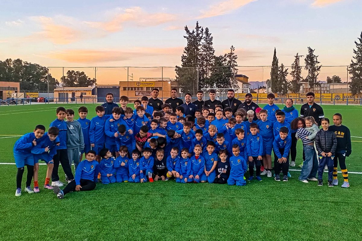 UCAMMurciaCF's tweet photo. 💙 𝐂𝐥𝐮𝐛 𝐚𝐟𝐢𝐥𝐢𝐚𝐝𝐨 | @BeniajanCf

El futbolista @alvarohernaiz7 ha conocido esta semana a los jóvenes talentos del club, compartiendo consejos y recomendaciones para seguir creciendo dentro y fuera del terreno de juego.

Todos sus integrantes serán presentados este domingo en el descanso del #UCAMMurciaMelilla.

🫂 ¡Gracias por vuestro cariño! ¡Os esperamos en el Estadio Heredia 21 La Condomina!