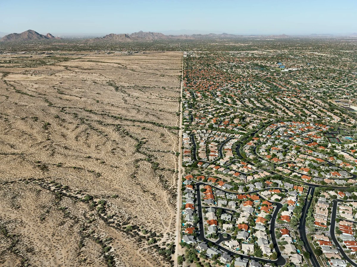 The stark boundary between the Salt River Indian Reservation and Scottsdale.

📍 Arizona, United States 🇺🇸
