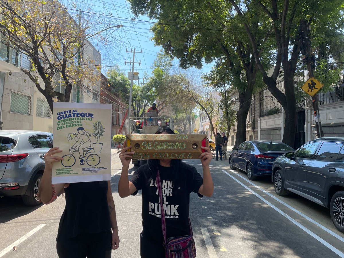 Luvimijosie's tweet photo. Vecinas y vecinos de #SantaMaríaLaRibera salimos a manifestarnos para el regreso de la ciclovía en #Cedro solo así logramos que se colocara. La alcaldía Cuauhtémoc NO la iba a poner. NO quería ponerla. Esto es gracias al trabajo y la unión vecinal. @BicireporteraDF https://t.co/hA1og0RzRb