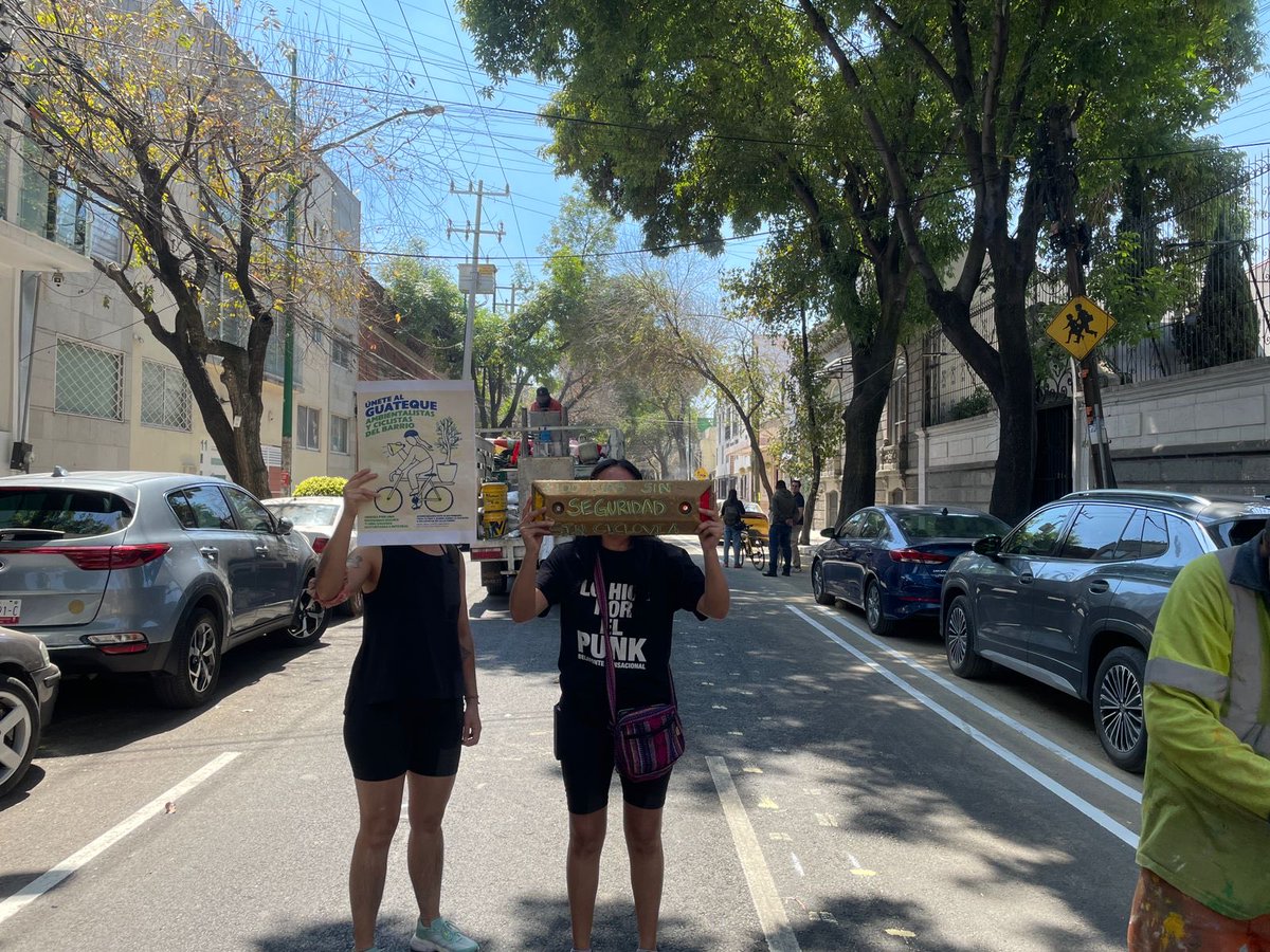 Luvimijosie's tweet photo. Vecinas y vecinos de #SantaMaríaLaRibera salimos a manifestarnos para el regreso de la ciclovía en #Cedro solo así logramos que se colocara. La alcaldía Cuauhtémoc NO la iba a poner. NO quería ponerla. Esto es gracias al trabajo y la unión vecinal. @BicireporteraDF https://t.co/hA1og0RzRb