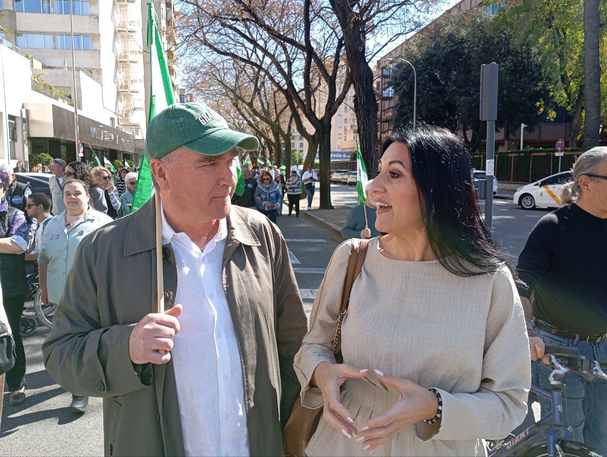 MarioOrtega's tweet photo. Hoy en #Sevilla con la parlamentaria de @Podemos_AND por #Granada, @AleDuranGR. Con mucho andalucismo, intercambiando ideas en defensa del pueblo andaluz, frente a la máscara de Moreno Bonilla que trabaja para Asisa y Quirón, vendiendo los servicios públicos. #DiaDeAndalucia #28F https://t.co/6OeFJp6w8F