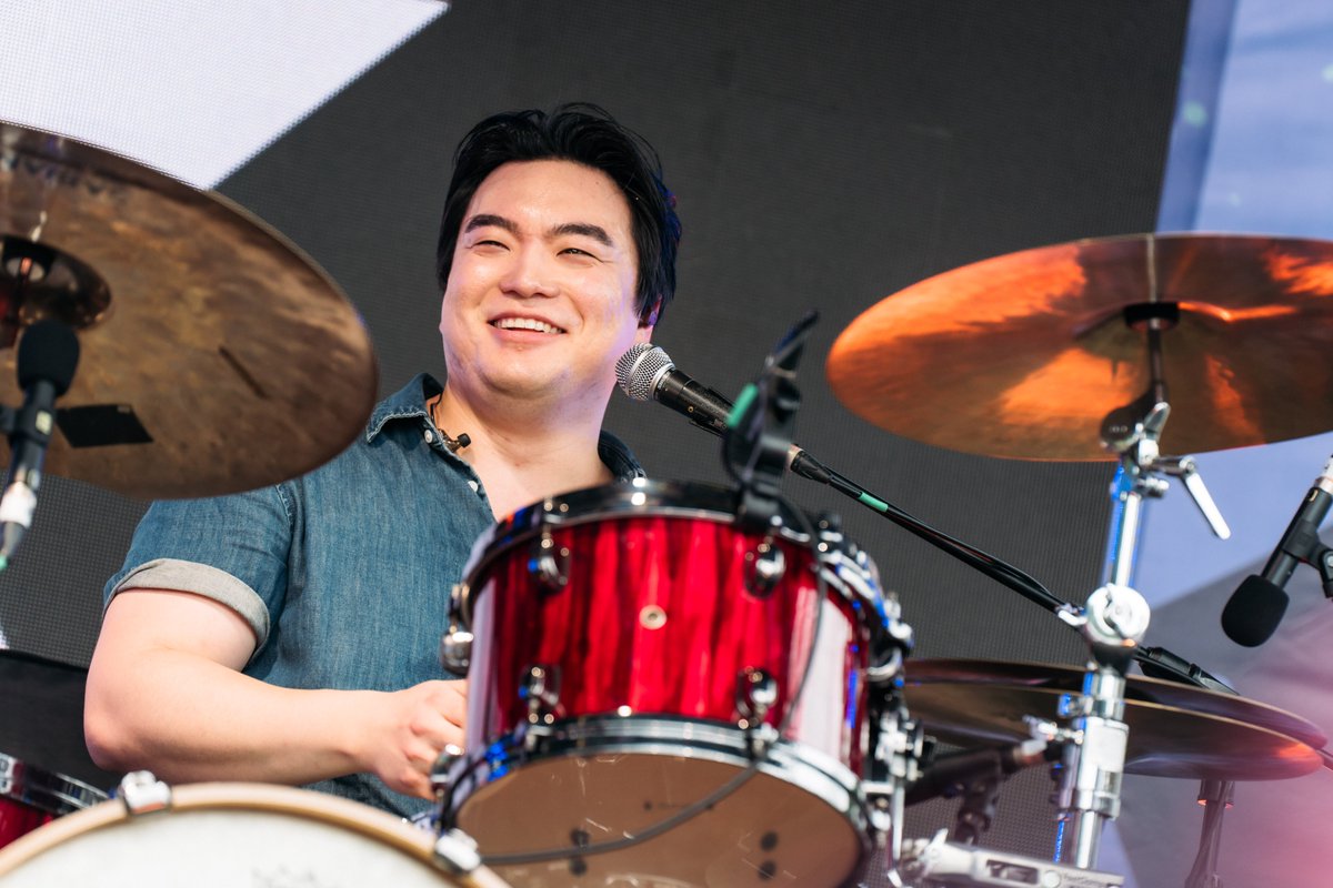 memeonmusic's tweet image. #浮現祭
由 PENTAGON 鄭禹奭、LACUNA 鄭旻赫、SURL 吳明錫三團合組的超級樂團 #KIK 首度來台參加浮現祭，唱到〈Simple〉時，後方螢幕驚喜出現繁體中文歌詞翻譯，誠意滿滿！
閱讀全文：
memeon-music.com/2026/03/01/kik/