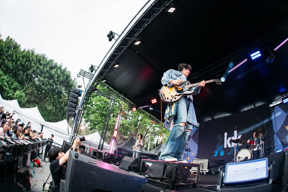 #浮現祭
由 PENTAGON 鄭禹奭、LACUNA 鄭旻赫、SURL 吳明錫三團合組的超級樂團 #KIK 首度來台參加浮現祭，唱到〈Simple〉時，後方螢幕驚喜出現繁體中文歌詞翻譯，誠意滿滿！
閱讀全文：
memeon-music.com/2026/03/01/kik/