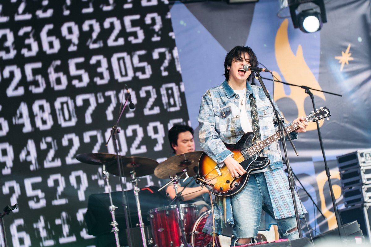 memeonmusic's tweet image. #浮現祭
由 PENTAGON 鄭禹奭、LACUNA 鄭旻赫、SURL 吳明錫三團合組的超級樂團 #KIK 首度來台參加浮現祭，唱到〈Simple〉時，後方螢幕驚喜出現繁體中文歌詞翻譯，誠意滿滿！
閱讀全文：
memeon-music.com/2026/03/01/kik/