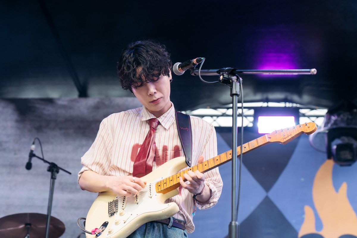 memeonmusic's tweet image. #浮現祭
由 PENTAGON 鄭禹奭、LACUNA 鄭旻赫、SURL 吳明錫三團合組的超級樂團 #KIK 首度來台參加浮現祭，唱到〈Simple〉時，後方螢幕驚喜出現繁體中文歌詞翻譯，誠意滿滿！
閱讀全文：
memeon-music.com/2026/03/01/kik/