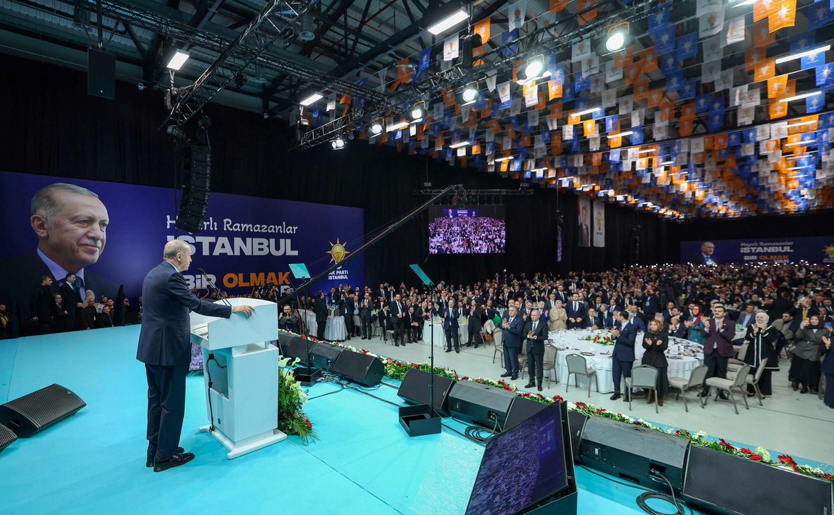 Genel Başkanımız ve Cumhurbaşkanımız Sayın <a href="/RTErdogan/">Recep Tayyip Erdoğan</a>’ın teşrifleriyle İstanbul İl Başkanlığı Teşkilat İftarımızı dava arkadaşlarımızla birlikte gerçekleştirdik.

“Bir Olmak Ruhumuzda Var” düsturuyla aynı sofra etrafında birleştiğimiz bu mübarek ayda Rabbim birliğimizi ve