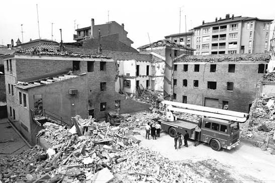 Es muy fácil hablar de “cárceles lejanas” desde un escenario y con focos delante <a href="/SusanSarandon/">Susan Sarandon</a>.
Lo difícil es hablar de 854 asesinados.
Lo difícil es mirar a los ojos a las familias que no pudieron volver a abrazar a los suyos.
Hubo quienes recorrieron kilómetros para visitar a