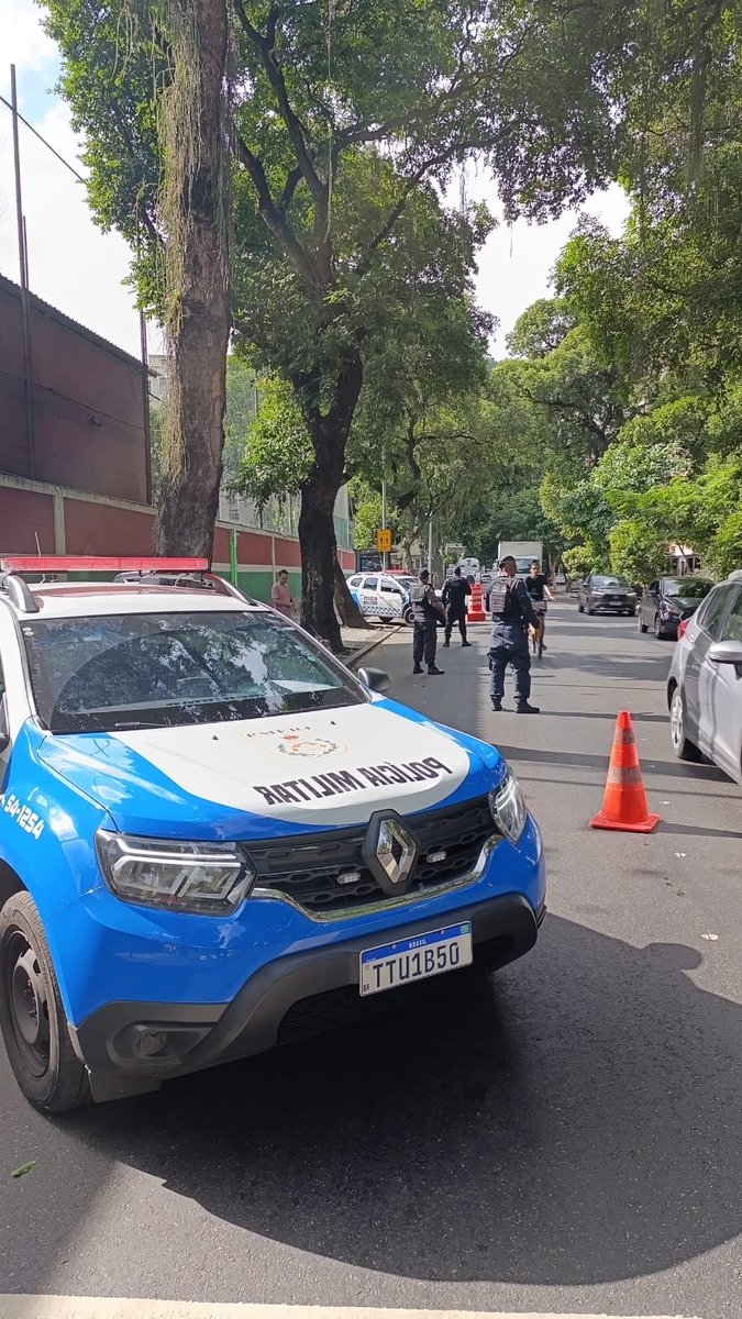 PMERJ's tweet photo. Policiais da #1CIPM realizam abordagens preventivas a coletivos na Rua Pinheiro Machado, em Laranjeiras. A presença das equipes foca na revista de passageiros e na verificação de itens ilícitos, garantindo a segurança de quem utiliza o transporte público. https://t.co/sJXogZEW7M
