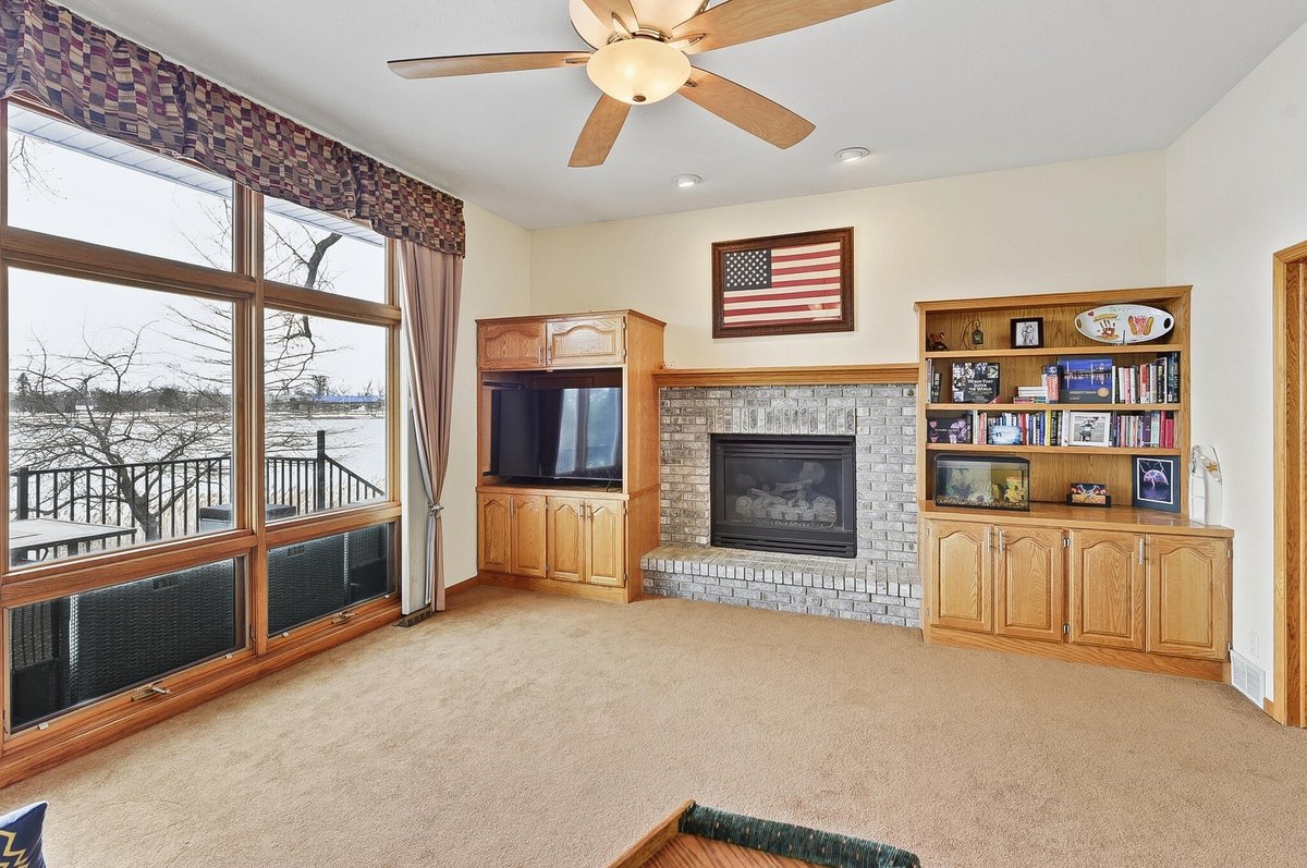 CindyKinzey's tweet photo. 111 Shoreline Drive, Carter Lake, IA, 51510
4 bed | 4 bath 3946 Sq. Ft.
Active | 585000
https://t.co/69QMieD3ya
Live the lake life on Carter Lake in this stunning waterfront two-story with private dock and backyard oasis featuring expansive patio and firepit where everyday... https://t.co/NmEjApHzAT