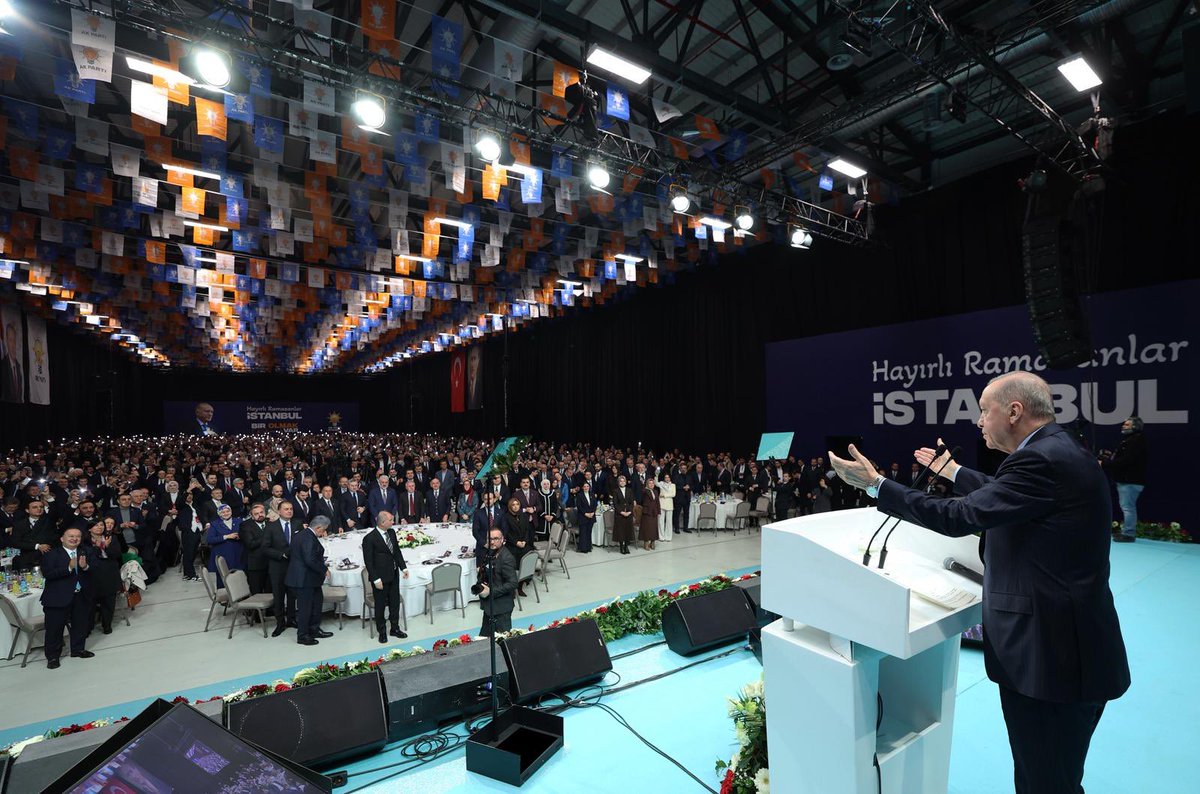 Genel Başkanımız ve Cumhurbaşkanımız Sayın Recep Tayyip Erdoğan ile birlikte İstanbul İl Teşkilatımızın İftar Programına katıldık.
Bir olmak ruhumuzda var.
#MilletimizleNiyetimizBir