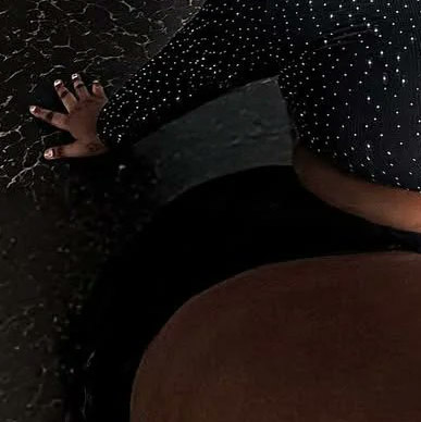 SoCalledCatMan's tweet photo. @RaymondMukazika Ass so fat, it's bending reality. https://t.co/nYiEeumgS3