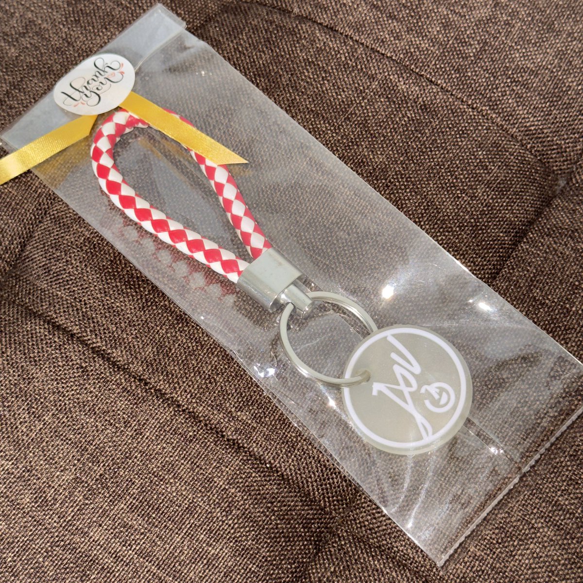 GIVEAWAY #BottegaVenetaXDew  

🤎 rules:
— boleh follow aku
— rt &amp; like this post
— reply apa azza deh + hashtag 

nanti aku pilih random, hadiahnya kali ini keychain jsu shop dulu ya! fardon kopi jsu lagi low in stock😭🤏🏻

#BottegaVeneta 
#BottegaVenetaWinter2026 
#dew_jsu