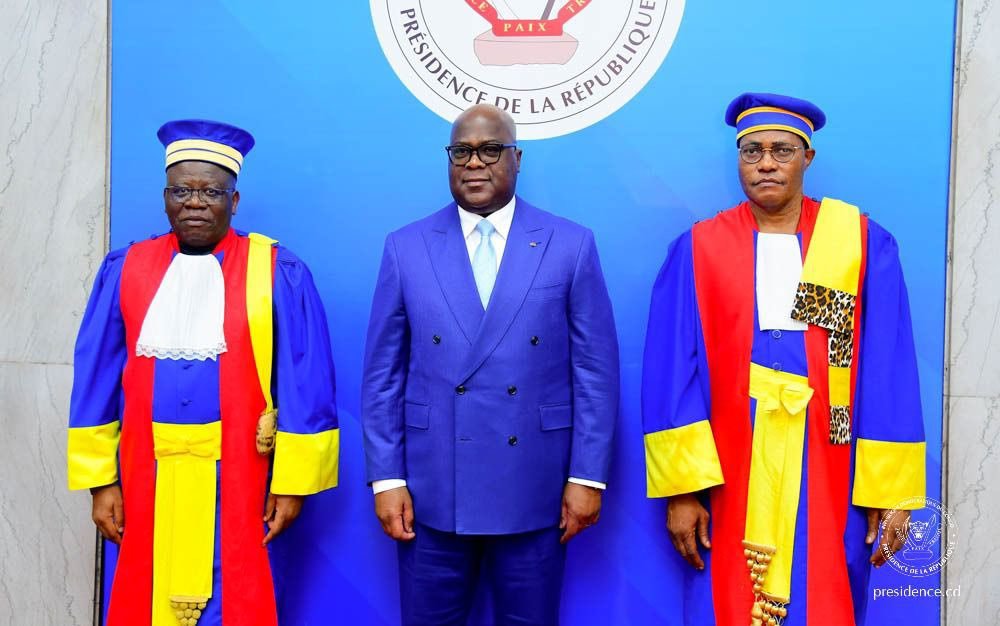 #RDC🇨🇩: Le nouveau Procureur général près la Cour des comptes, Guy Tshipata, et deux autres membres de cette institution dont le Président de Chambre Takamba Kimbodi Rigaud et le Conseiller Bongonza Basaka Richard ont prêté serment, cet après-midi, devant le Président de la