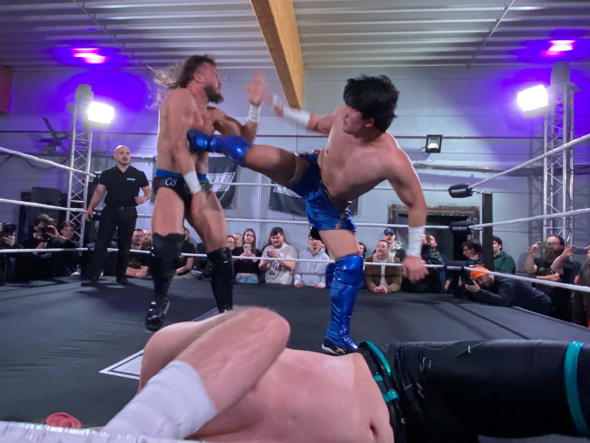 Maximo_is_here's tweet photo. Charlie Sterling 🏴󠁧󠁢󠁥󠁮󠁧󠁿 won the 4-Way international against @cormac_hamilton 🇫🇷,
@noah_yu0812 🇯🇵 after à low blow on the surprise entrant Amedeo 🇧🇪 at the Bodyzoi show https://t.co/5SeOUaJyTa
