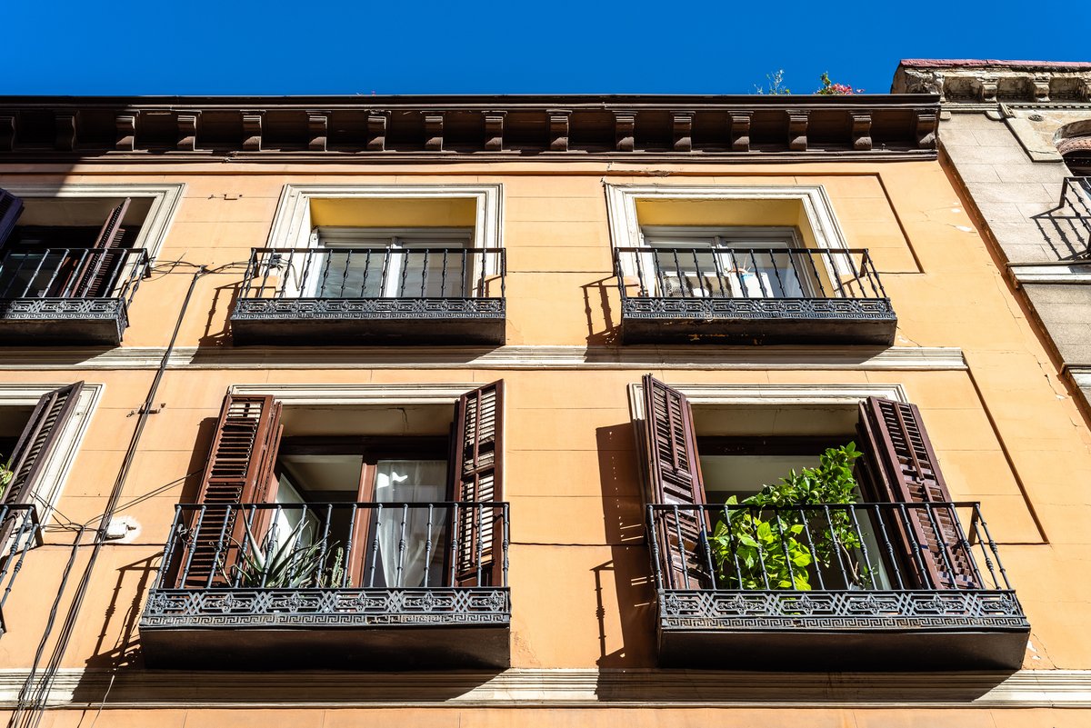 REALEOBurgo's tweet photo. ¿Alquilas un piso y no sabes quién debe pagar las reparaciones?

 La LAU aclara qué corresponde al propietario y qué al inquilino, pero aún así surgen dudas y conflictos. 

Aquí os mostramos lo esencial para entenderlo y evitar problemas👉
REALE O TEMPLE  https://t.co/oNEPlbpUUE https://t.co/BQ7ug8bVzF