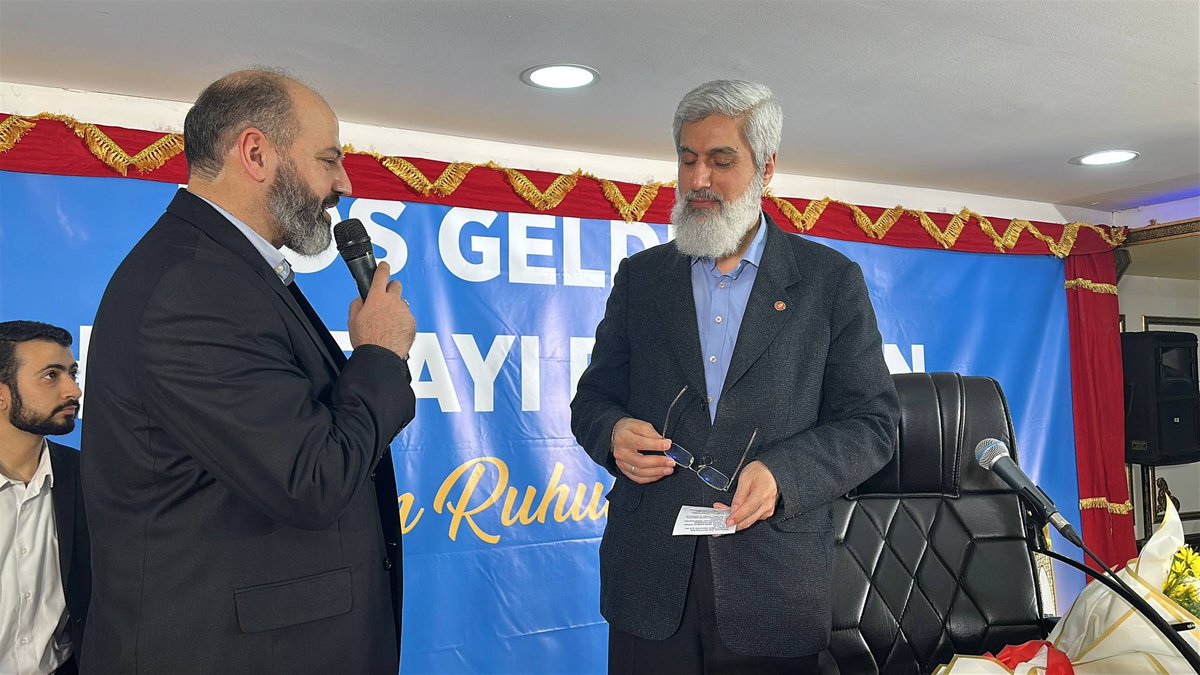 Alparslan Kuytul Hocaefendi ile #İstanbul da Ramazan Heyecanı 🌙

İftar ve hasbihal programı vesilesiyle şehrimize gelen Alparslan Kuytul Hocaefendi, talebeleri ve sevenleri ile iftar yaparak akşam namazını eda etti.

#RamazanRuhunuYaşat 
#Ramazan2026
AlparslanHoca İstanbulda