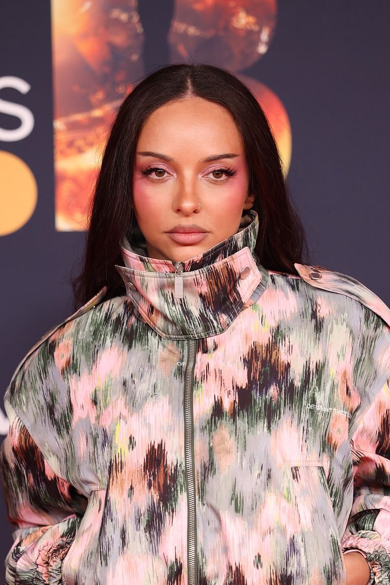 FACE CARD! JADE no red carpet do #BRITs 2026 🩷