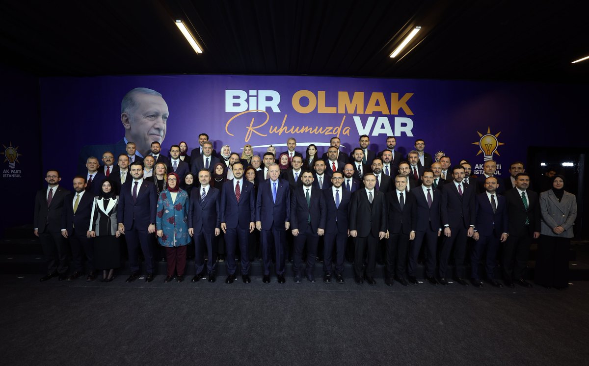 Bu akşam iftar sofrasında AK Parti İstanbul İl Teşkilatımızın kıymetli mensuplarıyla, değerli yol arkadaşlarımla Atatürk Havalimanı Millet Bahçesi’nde bir araya geldik.

Bizleri bir araya getirmek suretiyle hasret gidermemize vesile olan tüm arkadaşlarıma teşekkür ediyorum.