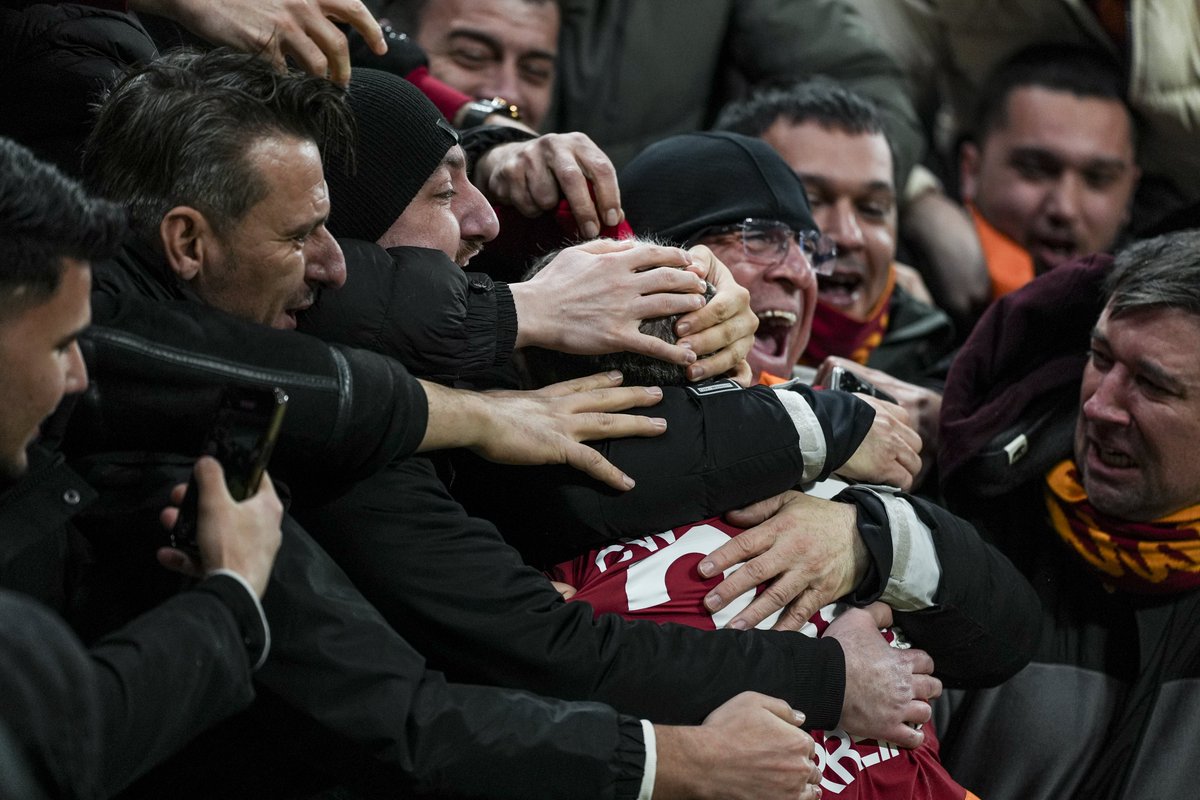 demarkesports's tweet photo. Önce armayı gösterdi, sonra taraftarın arasına daldı.

Galatasaray'ın evladı Lucas Torreira. https://t.co/W4L1OUyeZW