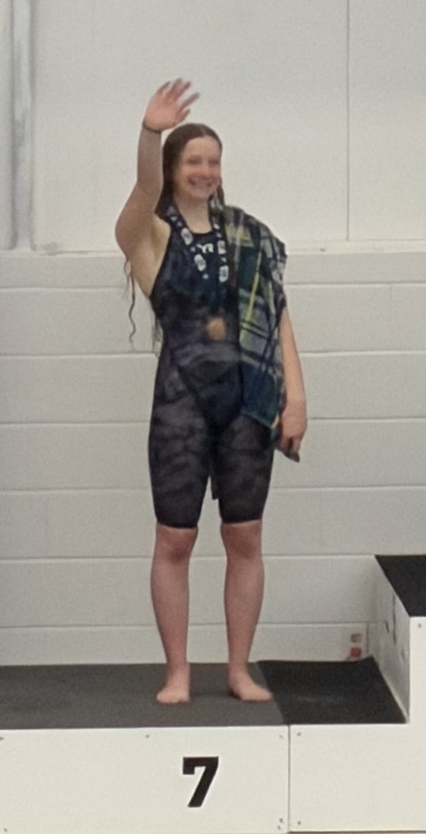 Greta VDW earned some more hardware with a 7th place finish in the 200IM. 

Earlier Samuel Huck finished 15th in the 200 Free. Great job Bolts!