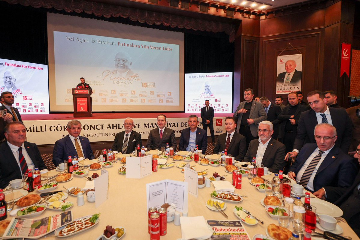 Yeniden Refah Partisi'nin düzenlediği Erbakan Hocayı anma programına katıldık.

Erbakan Hocamızı anlamak, temsil ettiği ahlaklı siyaset anlayışını canlı tutmaktır. İslam'ı siyasi çıkarların aracı haline getirmeden, siyaset yapmaktır. 

İslam ile siyaset arasına mesafe koyanlar,