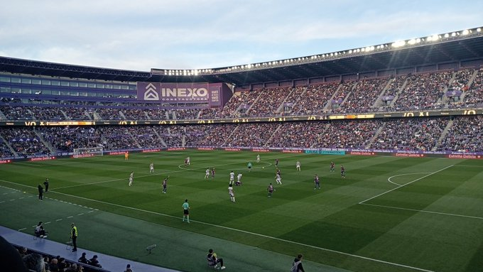 GradaBpro's tweet photo. Es de locos. En descenso, sin ganar en Zorrilla desde el 3 de noviembre y habiendo sumado 1 punto de los últimos 15.

18.367 espectadores en la casa del @realvalladolid 

Vía @ronaldown_ https://t.co/kr96jOvUSj