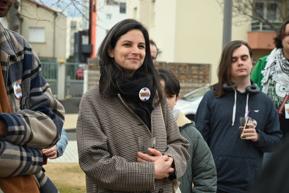 MarianneMaximi's tweet photo. Grand déploiement aujourd'hui à Saint-Jacques pour construire un Clermont Fière et Solidaire. 

Problèmes de chauffage, d'isolation des bâtiments de pouvoir d'achat... Les Clermontois·es méritent mieux. 

Les 15 et 22 mars, votez ! https://t.co/C4WgqYBBdT
