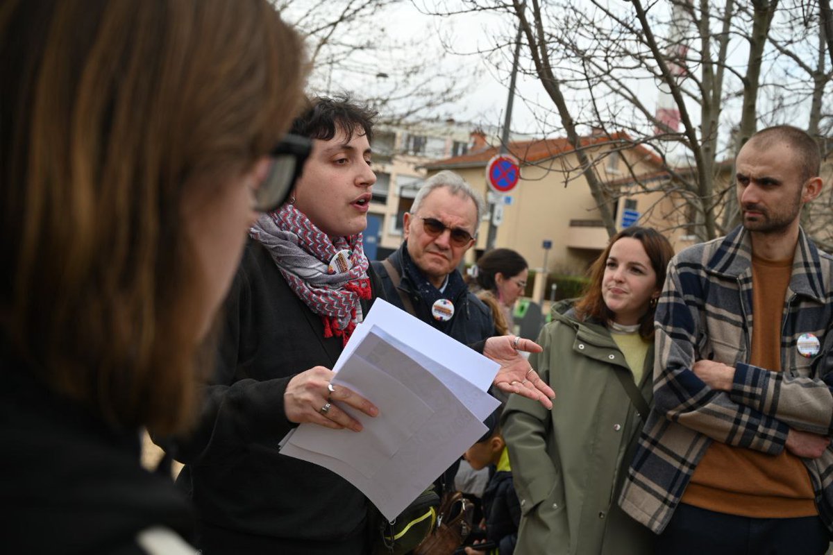 MarianneMaximi's tweet photo. Grand déploiement aujourd'hui à Saint-Jacques pour construire un Clermont Fière et Solidaire. 

Problèmes de chauffage, d'isolation des bâtiments de pouvoir d'achat... Les Clermontois·es méritent mieux. 

Les 15 et 22 mars, votez ! https://t.co/C4WgqYBBdT
