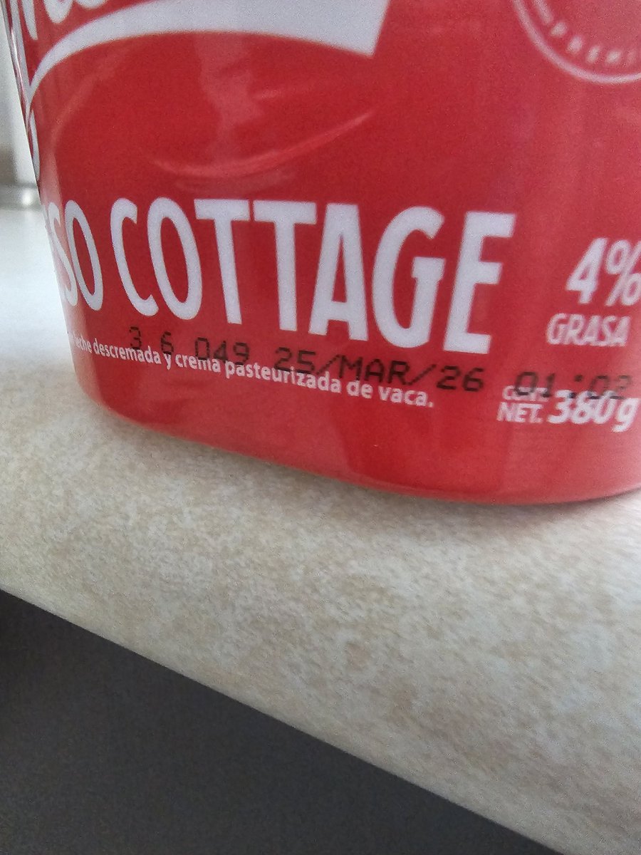 EduMSA's tweet photo. Mucho ojo @LyncottOficial, esto ya nos pasó dos veces seguidas. Su cottage se echó a perder a los pocos días de compra.
Hoy es 28 de feb; lo compramos hace 5 días y ya huele mal, está amarillo y descomponiéndose, aunque la fecha de caducidad marca 25 de marzo. Algo no está bien. https://t.co/1CjuquSWz2