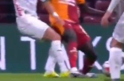 MHK başkanı çık konuş bu pozisyon penaltı mı değil mi #mhk #GSvALY  #GalatasaraySk  #victorosimhen