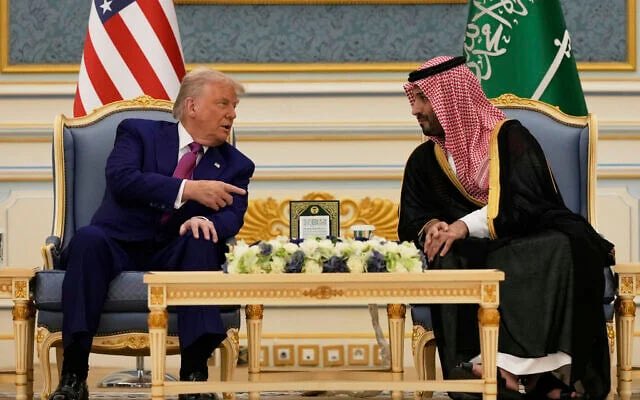 SaudiNews50's tweet photo. عاجل ..

إتصال هاتفي بين ولي العهد والرئيس ترمب.

- https://t.co/FSUpNlRtBG