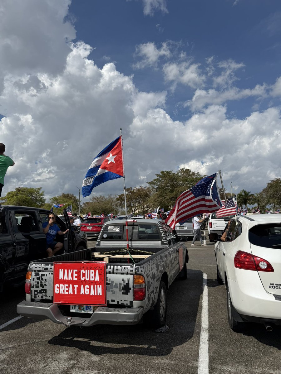 ContextoCubano's tweet photo. Los Cubanos se concentran masivamente en Miami para pedir la libertad de #Cuba. 
#CubaNext https://t.co/2bRtJ4Csyp