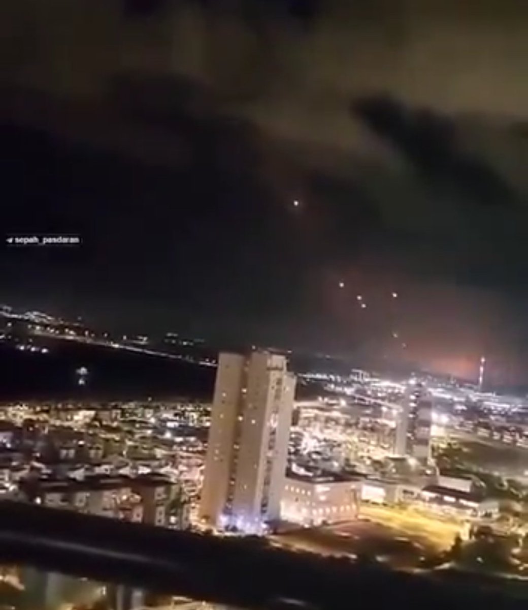 SultanMert12's tweet photo. Son dakika 
İran birleşik Arap Emirliklerindeki ABD üssünü Yeniden bombaladı https://t.co/OWrPgoFTgy