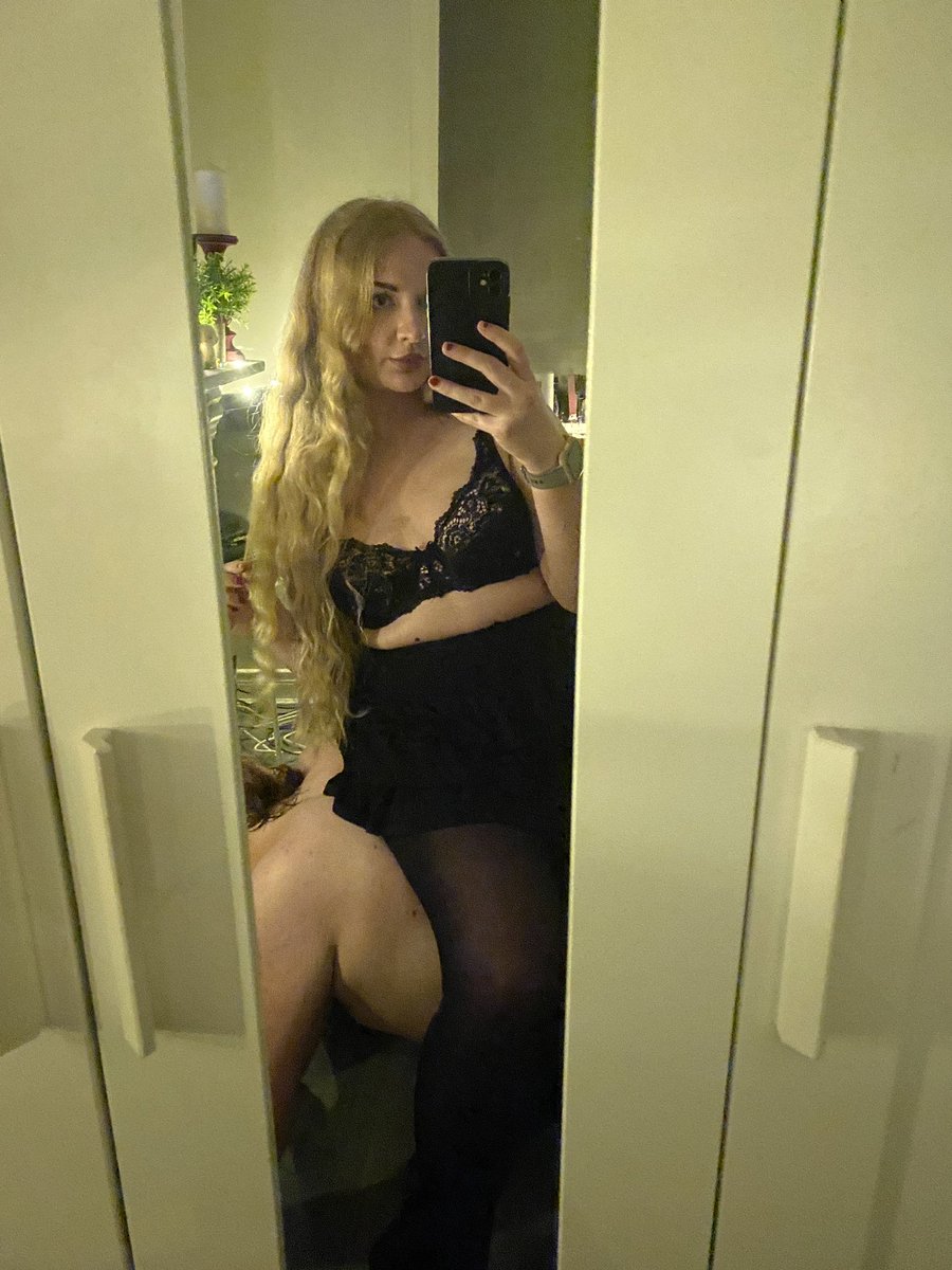 MistressIsla321's tweet photo. Men are good for 2 things - their wallets, and being human furniture 🪑 https://t.co/vJVTmdFKIq