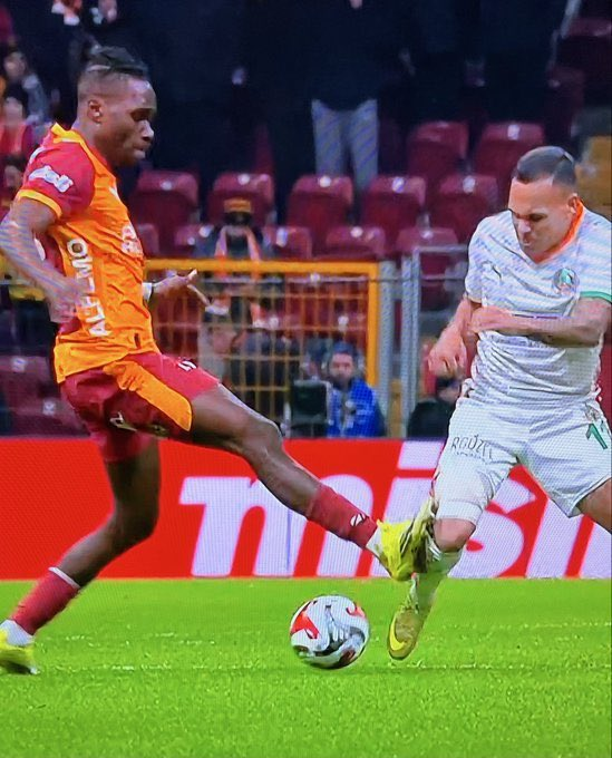 🚨Erman Toroglu:

Singo'nun yaptığı bu harekete kırmızı kart demeyen futbol mutbol konuşmasın.