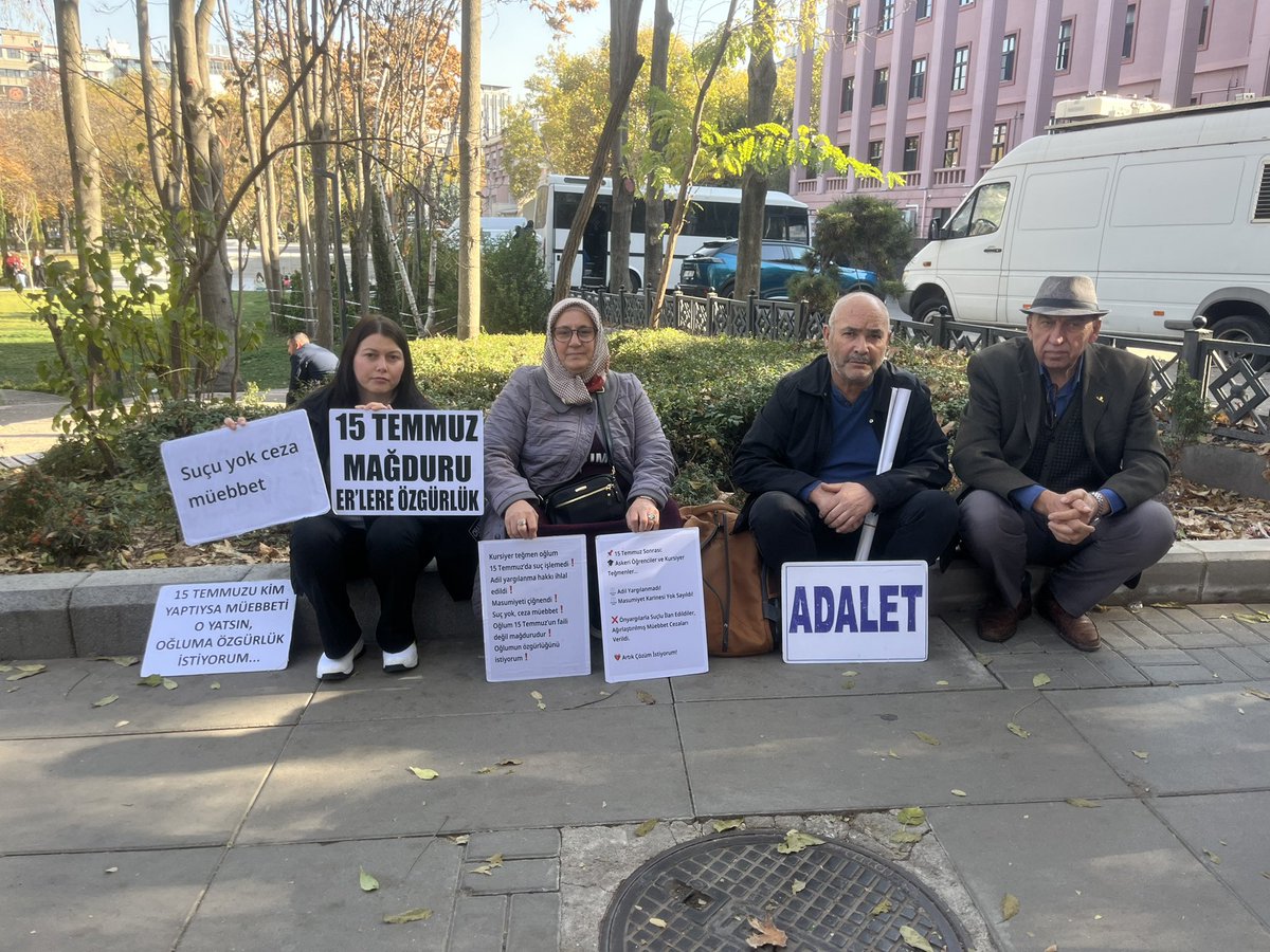 Darbe yapan insanların sayısı çok mu azdı?
Sayı çoğalsın diye mi kim var kim yok hepsini mahkum ettiniz? Neden adil bir yargılama yapılmadı?
#15Temmuz neden aydınlatılmıyor?
Ne var bu işin içinde?
Er'inden rütbelisine, suç var mı yok mu bakılmadan toplu cezalar neden verildi?