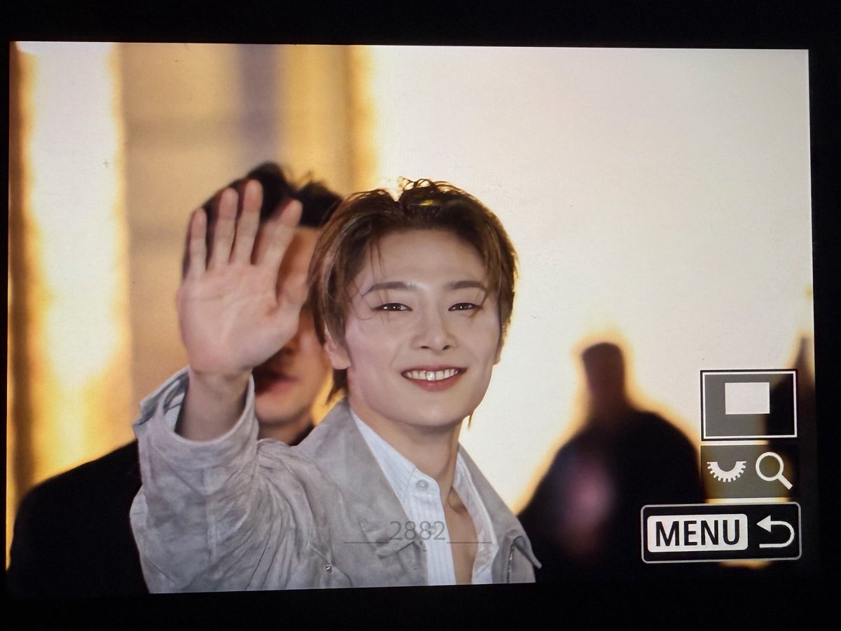 ___2882___ tweet media