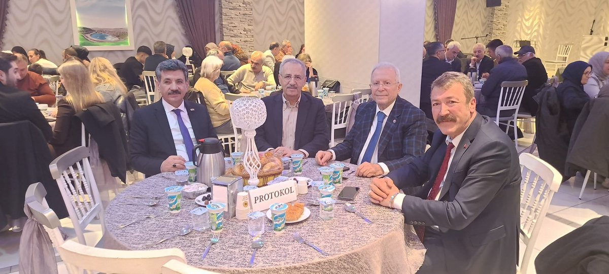 IttifakPartisi's tweet photo. GENEL BAŞKANIMIZ, YENİMAHALLE’DE HALKIMIZLA BULUŞTU

Genel Başkanımız Sayın Ferhat Yılmaz, Yenimahalle’de faaliyet gösteren Çiçekdağlılar ve Yerköylüler Derneği tarafından düzenlenen anlamlı iftar programına katılarak hemşehrilerimizle aynı sofrada bir araya geldi. Samimi ve sıcak bir atmosferde gerçekleşen programda birlik, beraberlik ve kardeşlik duyguları en güçlü şekilde hissedildi.

Genel Başkanımız konuşmasında Ramazan ayının; paylaşmanın, dayanışmanın, yardımlaşmanın ve gönülleri birleştirmenin müstesna zamanı olduğuna dikkat çekti. Coğrafyamızda yaşanan gelişmelere değinerek, böylesi dönemlerde toplumsal birlik ve beraberliğin her zamankinden daha büyük bir önem taşıdığını vurguladı.

“Birlikte güçlü, dayanışma içinde kararlıyız” mesajını yineleyen Genel Başkanımız, gönül köprüleri kurmaya ve milletimizle omuz omuza yürümeye devam edeceklerini ifade etti.

Türkiye İttifakı Partisi olarak; halkımızla el ele, gönül gönüle olmaya; aynı sofrada buluşup aynı idealler etrafında kenetlenmeye kararlılıkla devam edeceğiz.

Türkiye İttifakı Partisi