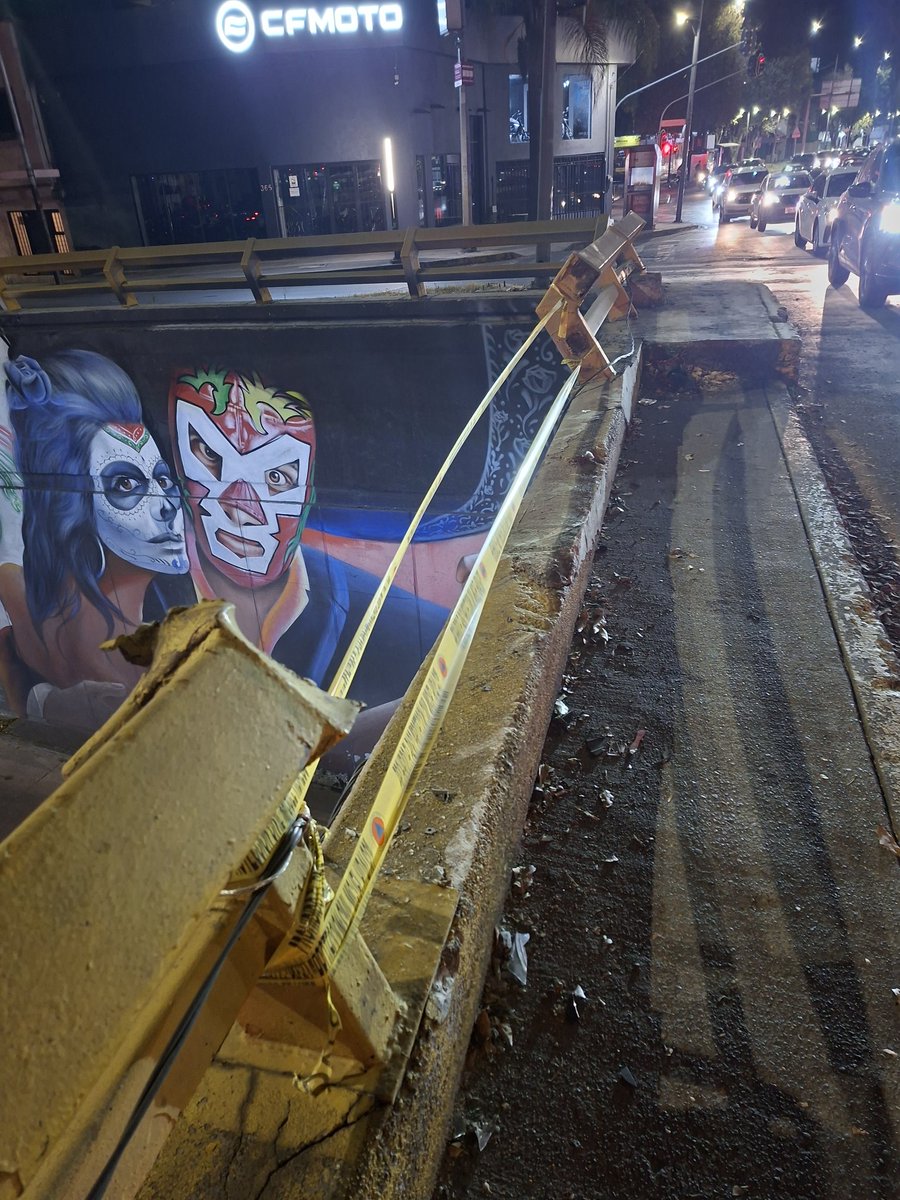 094_adri's tweet photo. @mauriciotabe Cuando van a reparar el muro de contención, desde noviembre 2025 esta así y por ahí pasan peatones. Es avenida Thiers del la col Anzures qué pasa sobre Av. Circuito Interior Melchor Ocampo. 
@supercivicosmx https://t.co/3xbGVEFzzk