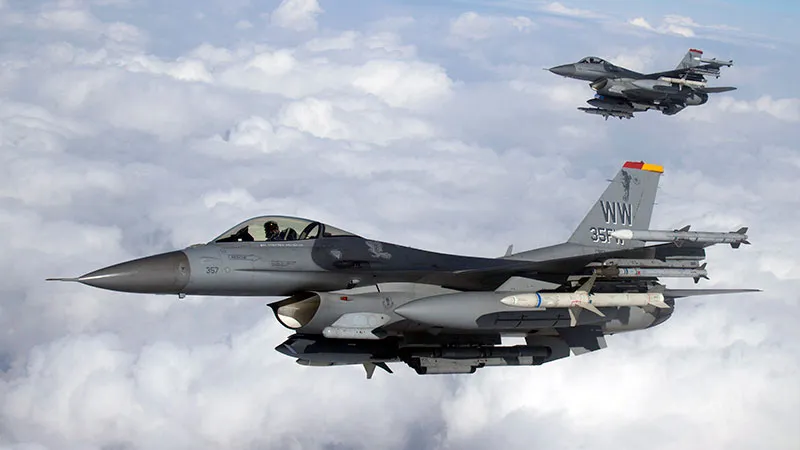 ANALIZA OPFOR - Lekcja Irańska - lekcja dla nas? 

Operacja, którą obserwuje, to podręcznikowe, wielowarstwowe uderzenie na system A2/AD państwa - i to takiego, które żyło w przekonaniu, że jego rosyjski „parasol” rakietowo‑OPL daje mu strategiczną głębię bezpieczeństwa. 

W