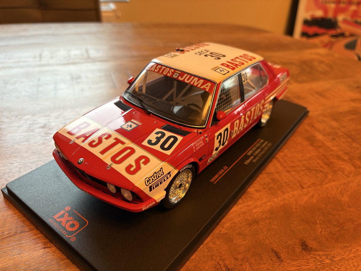 Een helm en twee BMW’s E28 (mooiste model ooit) toegevoegd aan de verzameling.