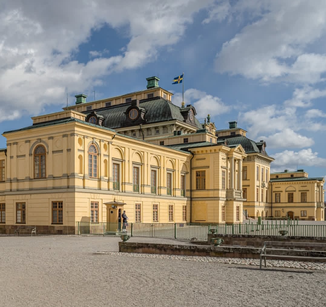 Day 59/365 of posting Classical Architecture until someone becomes inspired by this balanced, elegant, and timeless masterpiece.

(Drottningholm Palace, Sweden)