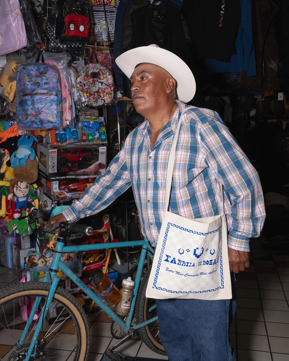 JustFreshKicks's tweet image. Fabrica de Rosas x Vans Authentic (2026) 🇲🇽