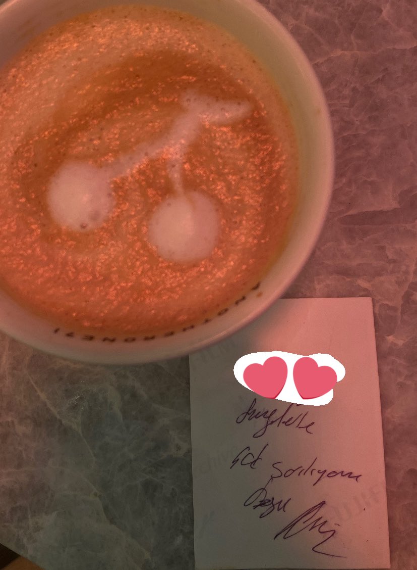 hongjooreid's tweet photo. özge gürelden imza da aldım ya yıllardır yanımda taşıdığım fotoyu imzalattım gördüğüm en tatlı kadındı 11 yıldır fan olduğumu anlattım video çektik saçımdan öptü dinledi o kadar anlayışlı naif bi insandı ki iyi ki çok tatlısın kirazlı küpelerin ne kadar güzel filan dedi ❤️🍒 https://t.co/NL7Ta5e5PV