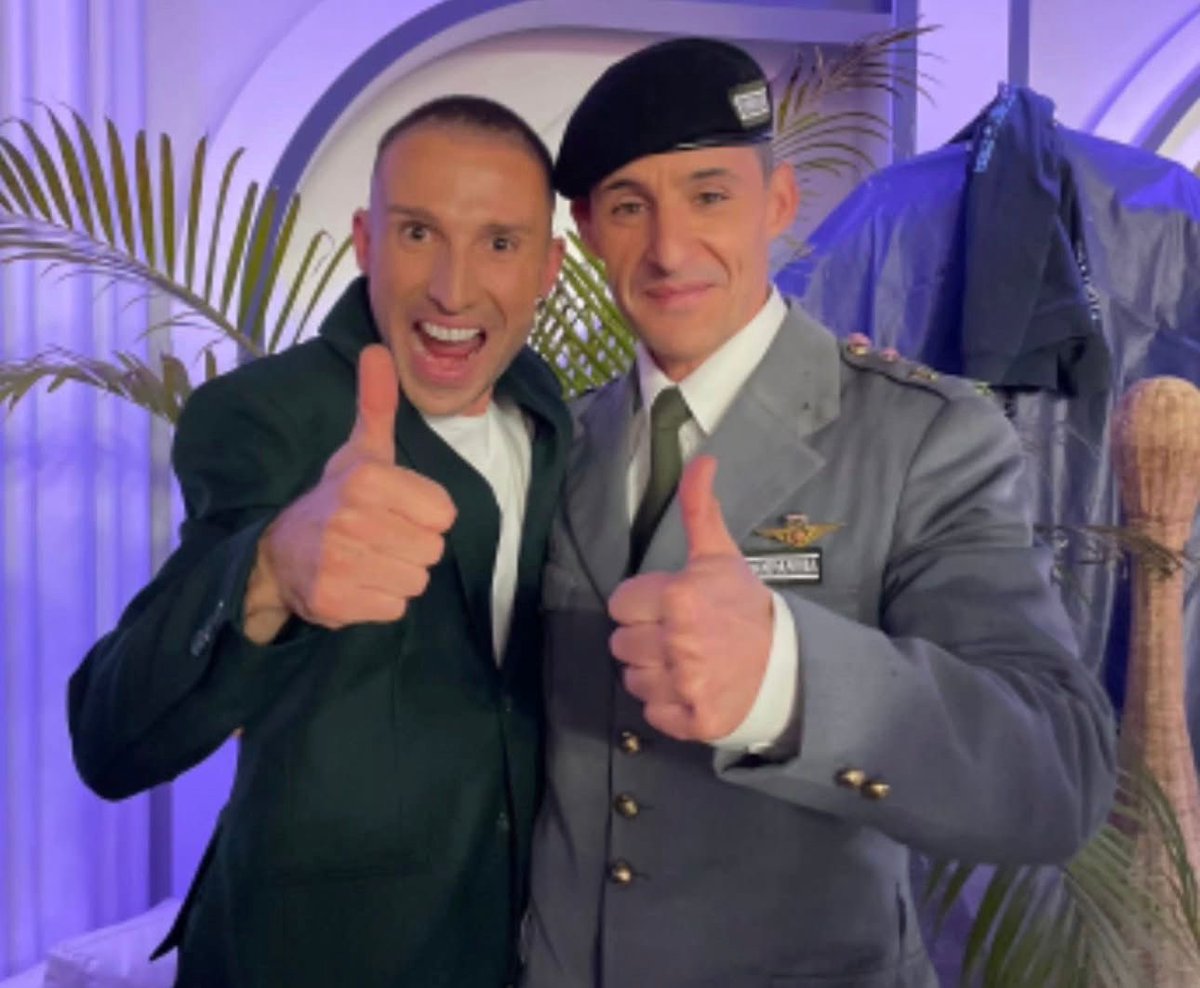 O “desapareçam na caserna”, o não conter o riso quando o Filipe falava, pedir para fazer de “morto”, a admiração que o Filipe falava dele SEMPRE, a cara de orgulho e gestos de cuidado, o pedido de desculpas, o abraço, o corte de cabelo…

Eles 🤍 #1companhia