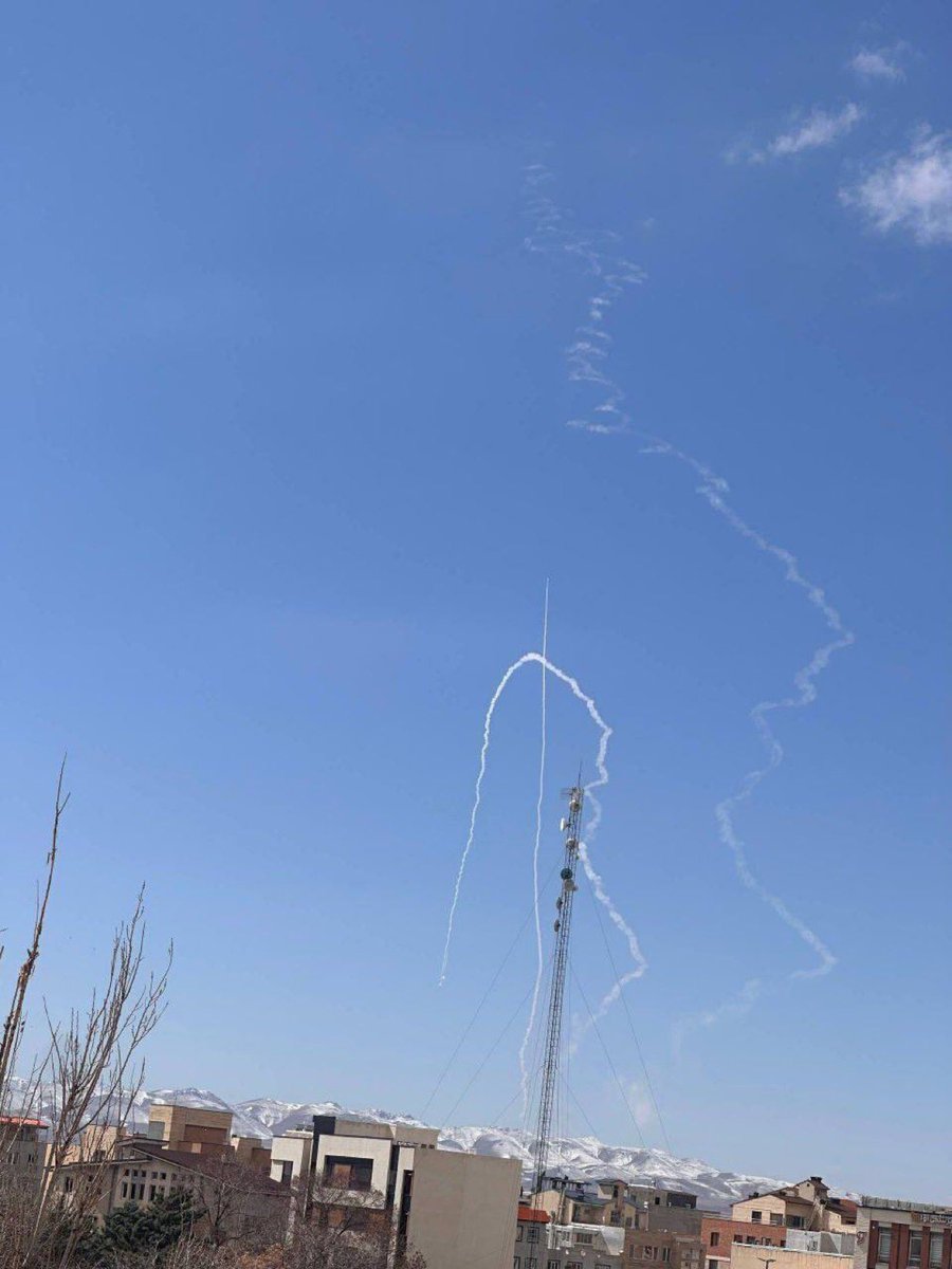 ali_noorani_teh's tweet photo. This image claiming to show the Iranian girls school was hit by falling debris from IRGC missiles belongs to city of Zanjan, not the hot southern city of Minab (21°C). You can't currently find snow there. I've geo-located the dental clinic building in the corner. @AFPFactCheck https://t.co/xUErZIKnaK